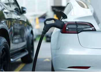 La fin du rêve : Pourquoi l’assurance des voitures électriques flambe en 2025