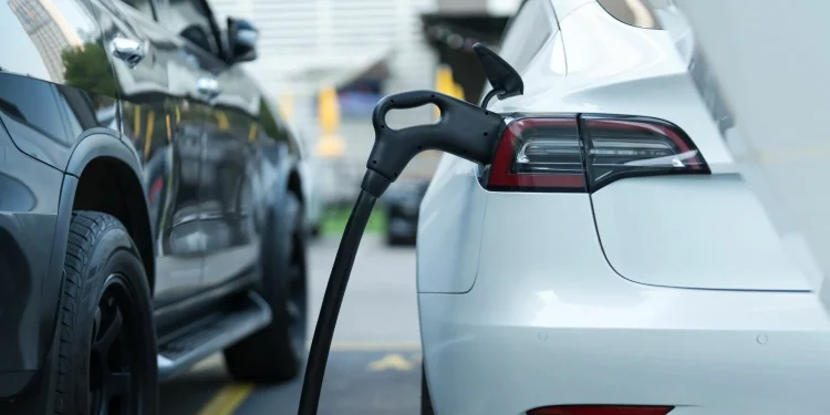 La fin du rêve : Pourquoi l’assurance des voitures électriques flambe en 2025