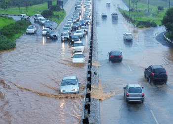 Quand les éléments se déchaînent : protégez votre voiture des catastrophes naturelles