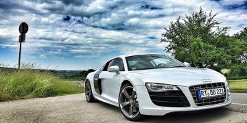 Voitures puissantes et jeunes conducteurs : l’équation assurance compliquée