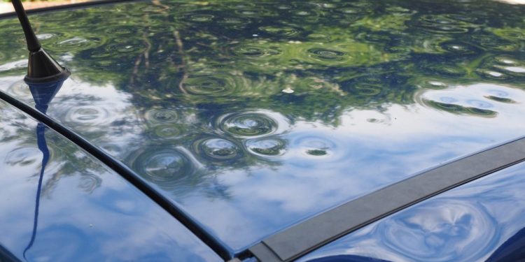 Quand la grêle s’attaque à votre voiture : ce que couvre vraiment votre assurance