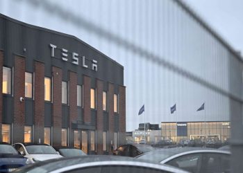 découvrez les coulisses de la grève des employés de tesla en suède qui dure depuis 500 jours. plongez dans les enjeux, les revendications et les impacts de ce mouvement social sur l'industrie automobile, tout en suivant l'évolution de la situation.