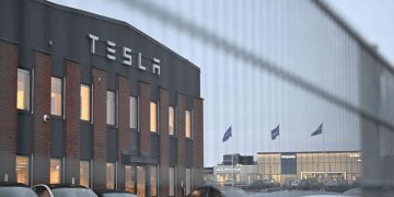 découvrez les coulisses de la grève des employés de tesla en suède qui dure depuis 500 jours. plongez dans les enjeux, les revendications et les impacts de ce mouvement social sur l'industrie automobile, tout en suivant l'évolution de la situation.