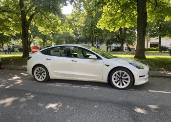 découvrez les raisons derrière la chute des ventes de tesla et son impact sur l'industrie automobile. analyse des tendances du marché, des concurrents émergents et des défis auxquels la marque fait face.
