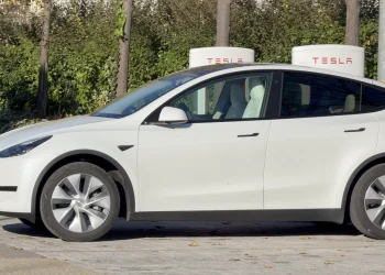 découvrez le tesla model y autonome : un suv électrique révolutionnaire alliant performances, technologies avancées d'autopilotage et confort inégalé. explorez ses caractéristiques innovantes et plongez dans l'avenir de la conduite avec tesla.