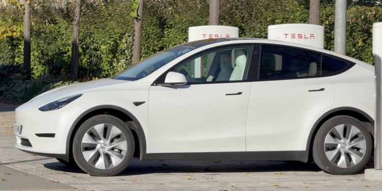 découvrez le tesla model y autonome : un suv électrique révolutionnaire alliant performances, technologies avancées d'autopilotage et confort inégalé. explorez ses caractéristiques innovantes et plongez dans l'avenir de la conduite avec tesla.