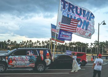 découvrez les raisons derrière la décision controversée de donald trump d'interdire tesla. plongez dans les enjeux politiques et économiques qui entourent cette actualité brûlante.