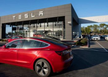 découvrez les meilleures offres de voitures tesla d'occasion avec des prix en baisse. profitez de réductions exceptionnelles sur des modèles récents et économisez tout en conduisant une voiture électrique de prestige.