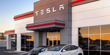 découvrez les récents défis auxquels tesla est confronté, entraînant une baisse significative de ses actions. analyse des facteurs impactant la performance de l'entreprise et perspectives d'avenir.