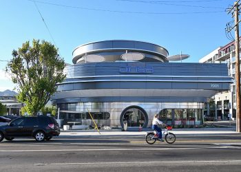 découvrez le restaurant tesla à hollywood, une expérience culinaire unique alliant gastronomie créative et ambiance futuriste. savourez des plats inspirés par l'innovation automobile tout en profitant d'un cadre élégant. réservez votre table dès aujourd'hui et plongez dans un univers où la voiture rencontre la cuisine!