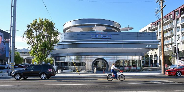 découvrez le restaurant tesla à hollywood, une expérience culinaire unique alliant gastronomie créative et ambiance futuriste. savourez des plats inspirés par l'innovation automobile tout en profitant d'un cadre élégant. réservez votre table dès aujourd'hui et plongez dans un univers où la voiture rencontre la cuisine!