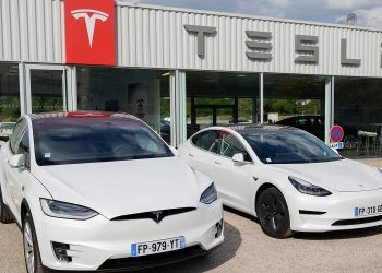 découvrez pourquoi tesla a décidé de cesser la production de deux modèles en europe. analyse des impacts sur le marché automobile et des conséquences pour les clients.