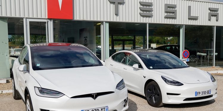 découvrez pourquoi tesla a décidé de cesser la production de deux modèles en europe. analyse des impacts sur le marché automobile et des conséquences pour les clients.