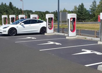 découvrez l'emplacement et le fonctionnement des superchargeurs tesla en france. rechargez votre véhicule électrique rapidement et facilement grâce à notre réseau de stations de recharge avancées, conçu pour une expérience de conduite sans souci.