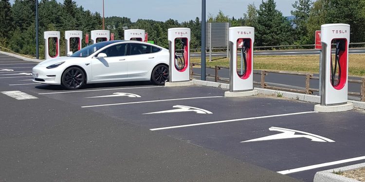 découvrez l'emplacement et le fonctionnement des superchargeurs tesla en france. rechargez votre véhicule électrique rapidement et facilement grâce à notre réseau de stations de recharge avancées, conçu pour une expérience de conduite sans souci.