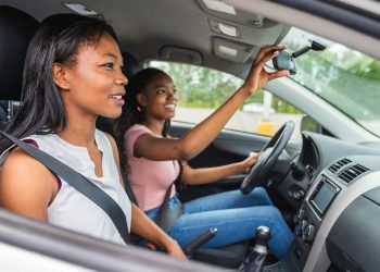 Assurance auto pour jeune conducteur : conseils et offres