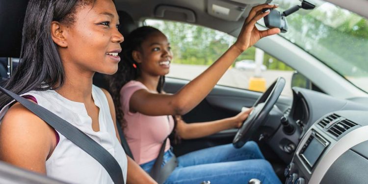 Assurance auto pour jeune conducteur : conseils et offres