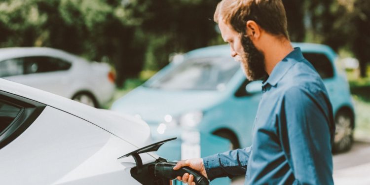 Entretien d&rsquo;une voiture hybride : coût, spécificités et fréquence