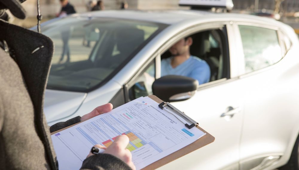 Peut-on conduire avant d&rsquo;avoir le code ? Ce que dit la loi