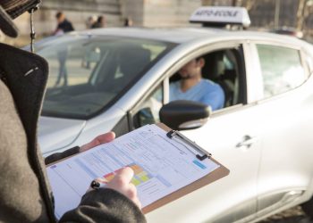 Peut-on conduire avant d&rsquo;avoir le code ? Ce que dit la loi