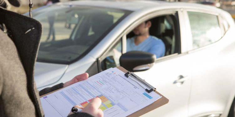 Peut-on conduire avant d’avoir le code ? Ce que dit la loi