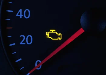 Voyant d&rsquo;entretien voiture : que signifie-t-il et comment réagir ?