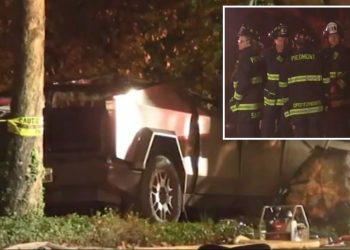 un ancien salarié de tesla demande 51 millions de dollars après avoir été attaqué par un robot sur le site de l'entreprise.