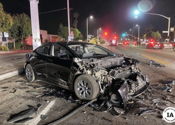 un automobiliste endormi au volant de sa tesla cause un accident, nécessitant l'intervention de la police. découvrez les détails de cet incident.