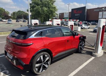 découvrez les bornes tesla offrant une recharge ultra-rapide en seulement 10 minutes pour une mobilité électrique optimisée.