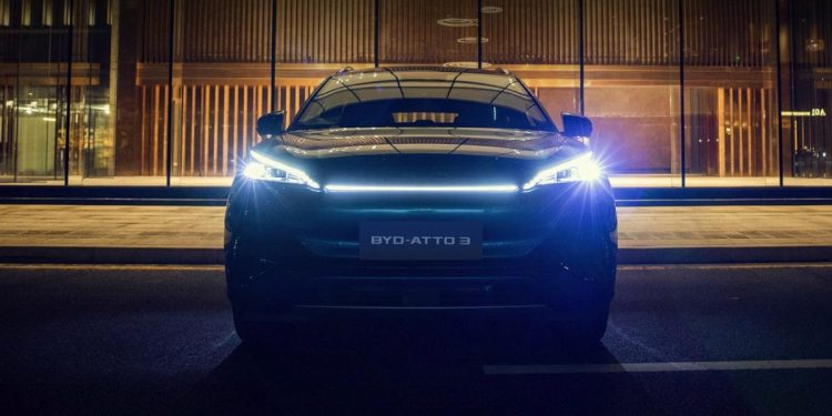 découvrez comment byd perd du terrain face à tesla dans la course aux véhicules électriques, analysant les défis et les stratégies des deux géants de l'automobile.