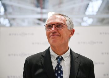 carlos tavares exprime ses doutes concernant l'avenir de tesla, analysant les défis et opportunités du géant de l'automobile électrique.