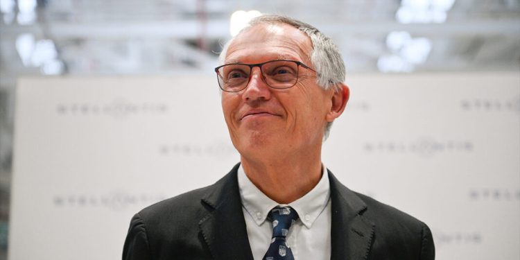 carlos tavares exprime ses doutes concernant l'avenir de tesla, analysant les défis et opportunités du géant de l'automobile électrique.