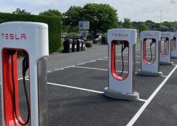 un centre commercial français installe 16 superchargeurs tesla pour faciliter la recharge rapide des véhicules électriques et améliorer l'expérience des visiteurs.