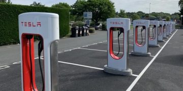 un centre commercial français installe 16 superchargeurs tesla pour faciliter la recharge rapide des véhicules électriques et améliorer l'expérience des visiteurs.