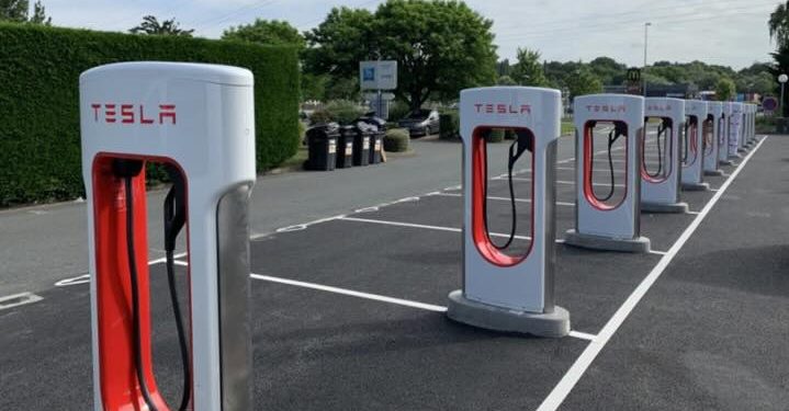 un centre commercial français installe 16 superchargeurs tesla pour faciliter la recharge rapide des véhicules électriques et améliorer l'expérience des visiteurs.