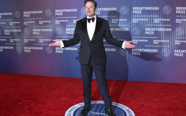 la chine interdit les poignées de porte tesla, suscitant des débats sur la sécurité et la réglementation des véhicules électriques dans le pays.