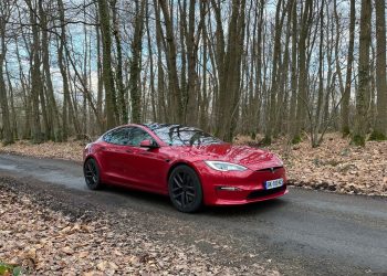 découvrez comment la concurrence chinoise menace la domination de la tesla model 3 sur le marché européen et quels sont les défis à venir pour le géant américain.