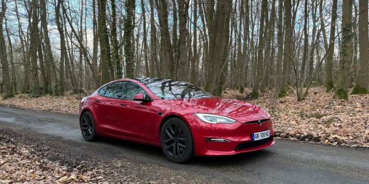 découvrez comment la concurrence chinoise menace la domination de la tesla model 3 sur le marché européen et quels sont les défis à venir pour le géant américain.