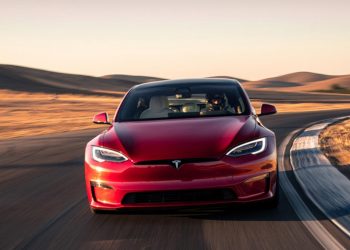 découvrez la concurrente française de la tesla model s, offrant des performances similaires à moitié prix. une alternative électrique innovante et abordable en france.
