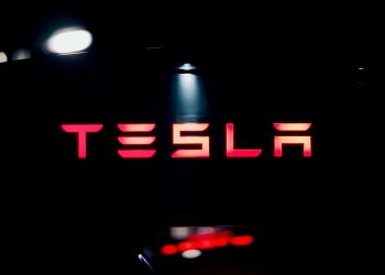 enquête sur tesla : analyse des incidents liés aux feux rouges ignorés et aux conducteurs circulant en contre-sens, avec un focus sur la sécurité et les comportements au volant.