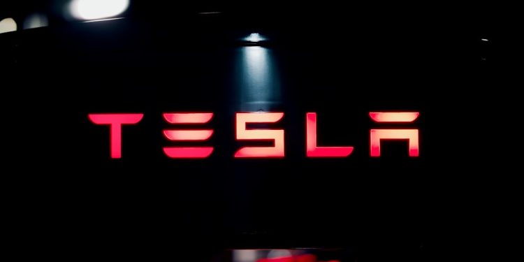 enquête sur tesla : analyse des incidents liés aux feux rouges ignorés et aux conducteurs circulant en contre-sens, avec un focus sur la sécurité et les comportements au volant.