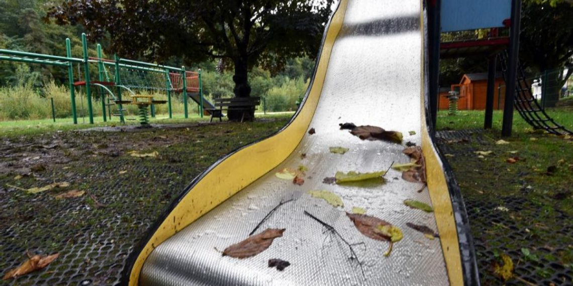 un étudiant victime de brûlures dans sa tesla dépose une plainte contre le fabricant, soulevant des questions sur la sécurité des véhicules électriques.