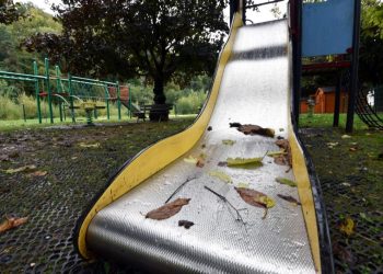 un étudiant victime de brûlures dans sa tesla dépose une plainte contre le fabricant, soulevant des questions sur la sécurité des véhicules électriques.