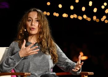 découvrez le parcours inspirant de mira murati, une figure emblématique de l'intelligence artificielle, et son influence révolutionnaire dans le domaine de l'ia.