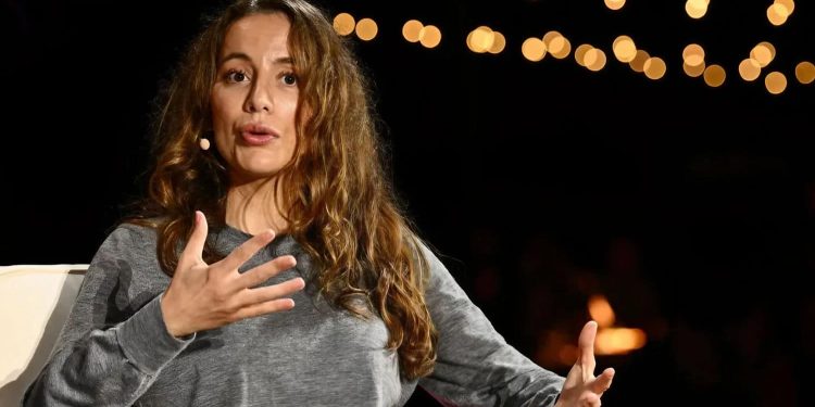 découvrez le parcours inspirant de mira murati, une figure emblématique de l'intelligence artificielle, et son influence révolutionnaire dans le domaine de l'ia.