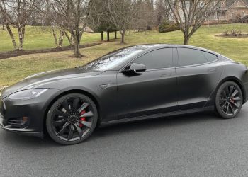 découvrez comment la performance de la batterie d'une tesla model s évolue après 10 ans d'utilisation, avec des conseils pour optimiser sa durée de vie.