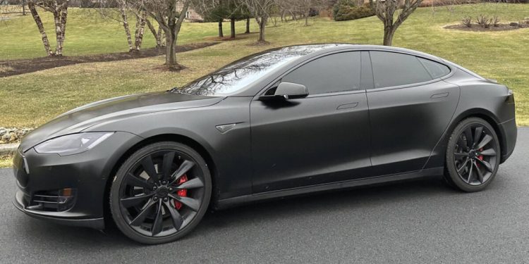 découvrez comment la performance de la batterie d'une tesla model s évolue après 10 ans d'utilisation, avec des conseils pour optimiser sa durée de vie.