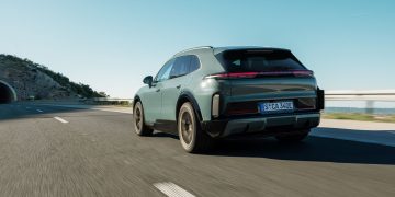 comparaison détaillée entre la porsche cayenne électrique et la tesla model x : performances, autonomie, design et technologies pour choisir le suv électrique idéal.