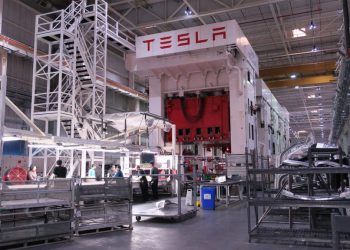 le projet d'usine tesla en australie suscite l'inquiétude des riverains, préoccupés par les impacts environnementaux et sociaux de cette installation industrielle.