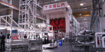le projet d'usine tesla en australie suscite l'inquiétude des riverains, préoccupés par les impacts environnementaux et sociaux de cette installation industrielle.